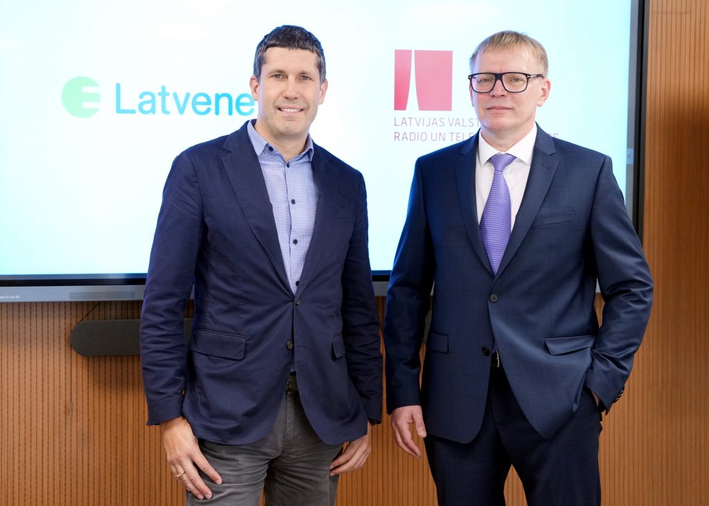 AS “Latvenergo” valdes priekšsēdētājs Mārtiņš Čakste (no kreisās) un VAS “Latvijas Valsts radio un televīzijas centrs” valdes priekšsēdētājs Ģirts Ozols.