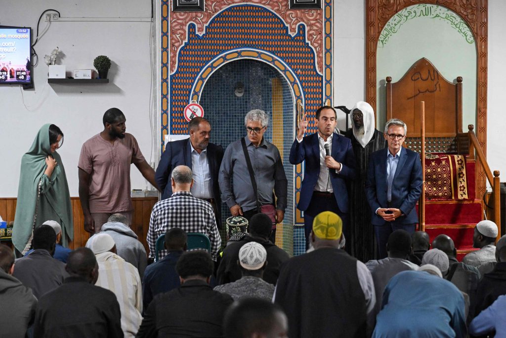 Montreijas mērs, kuru atbalsta Sēnas-Sendenī departamenta vietējās padomes prezidents uzrunā ticīgos Islah mošejā pēc tam, kad 2025. gada 9. septembrī no rīta tika atrasta cūkas galva, kas bija atstāta pie mošejas ieejas.