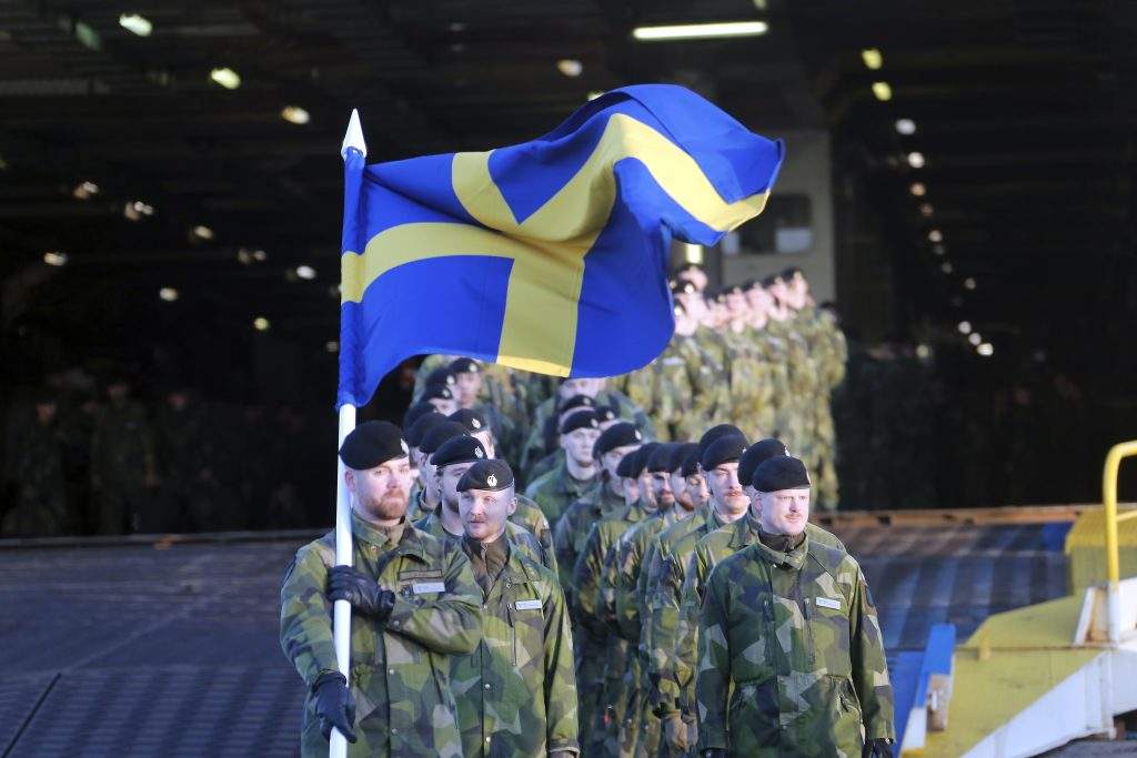 Zviedru karavīri ierodas Rīgā, Latvijā, 2025. gada 18. janvārī. Zviedrija pievienojas NATO Daudznacionālajai brigādei Latvijā uz ilgtermiņa pamata, nosūtot vienu mehanizēto kājnieku bataljonu ar līdz pat 600 karavīriem.
