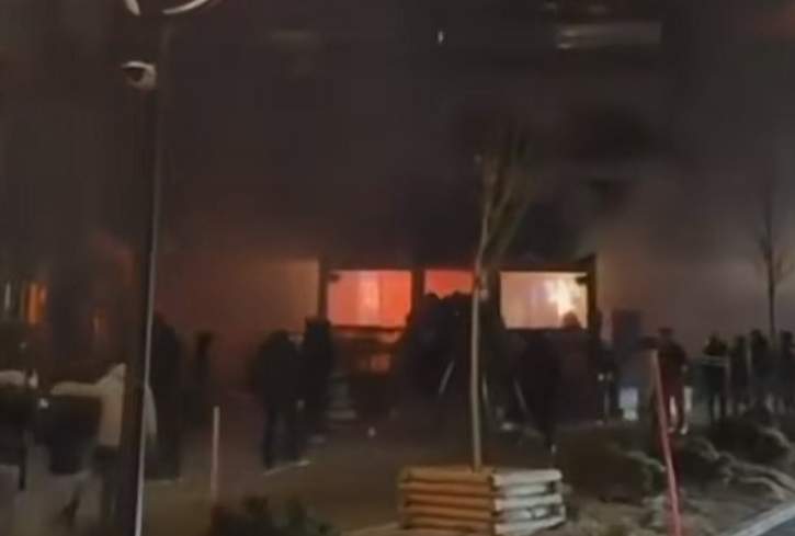 
Ugunsgrēks Šveices kūrortā gadu mijā.
