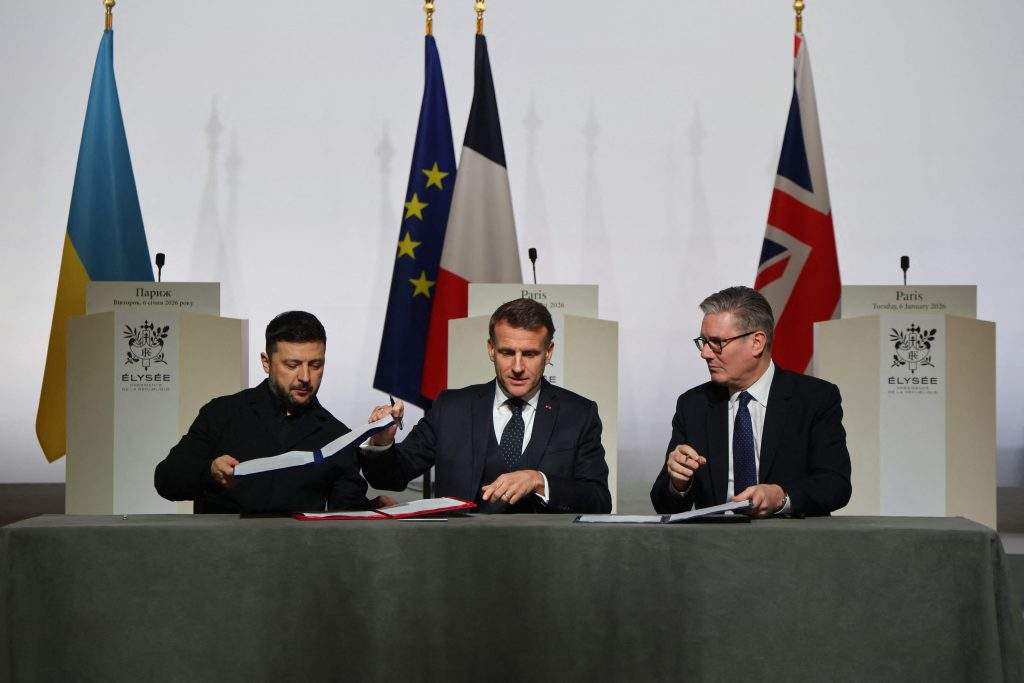 
Francija, Lielbritānija un Ukraina paraksta deklarāciju par daudznacionālo spēku izvietošanu Ukrainā pēc pamiera panākšanas
