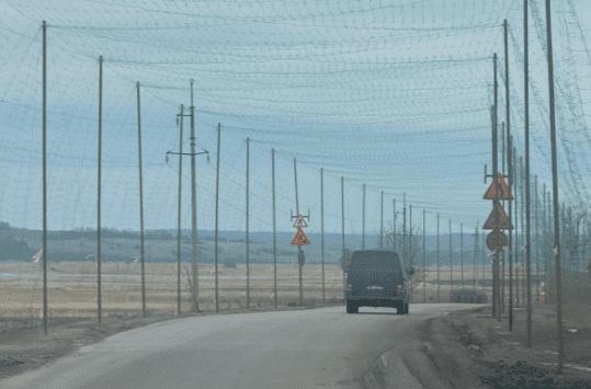 
Tīkli pār ceļiem kā aizsargs pret droniem.
