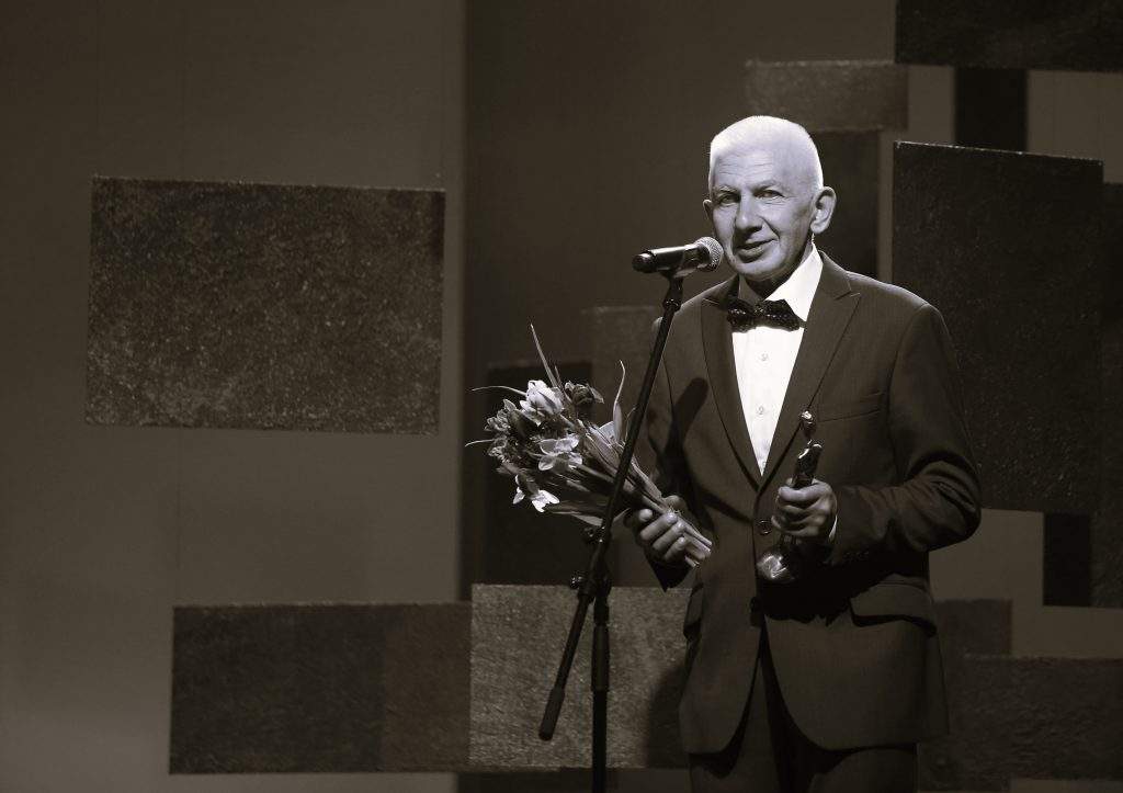 
Apbalvojuma “Laiks Ziedonim” laureāts nominācijā novadpētniecība “Kedas” Rūjienas mākslas skolas direktors Jānis Galzons godināšanas ceremonijā Dzintaru koncertzāles Mazajā zālē.
