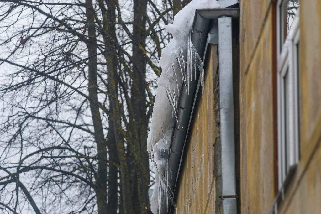 
Lāstekas un sniegs uz mājas jumta.
