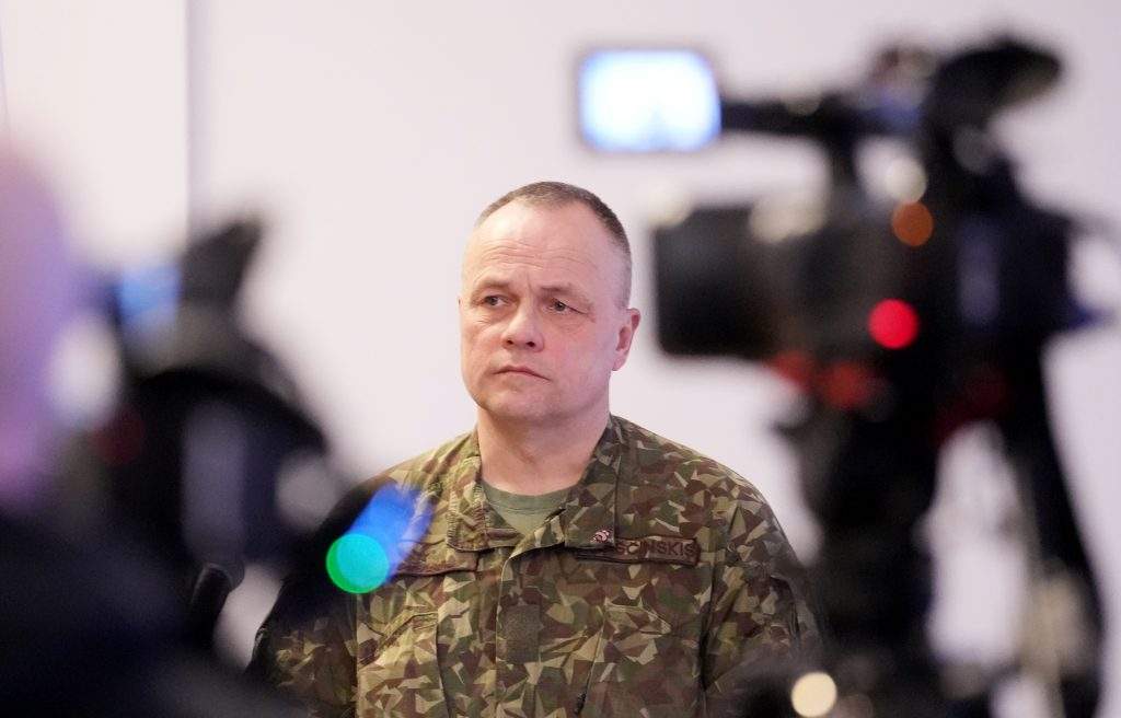 
Nacionālo bruņoto spēku Apvienotā štāba priekšnieka vietnieks operacionālajos jautājumos/ Sauszemes komponenta priekšnieks brigādes ģenerālis Egils Leščinskis piedalās preses konferencē par Krāslavas novadā nokritušo dronu.
