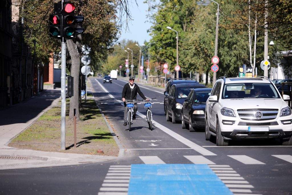 
Atjaunotā Sporta iela. Veloceliņš
