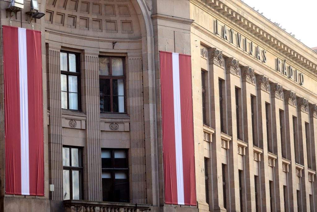 
Latvijas Radio nams svētku rotā.
