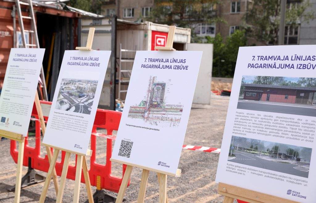 
Vizualizācijas 7.tramvaja līnijas pagarinājuma dispečeru ēkas pamatos laika kapsulas iemūrēšanas pasākumā.
