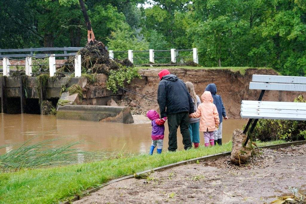 
Spēcīgo lietavu dēļ Dursupē pārplūdis dzirnavezers, un ūdens straumes ir pārrāvušas autoceļa klātni, kā rezultātā satiksme ir slēgta.
