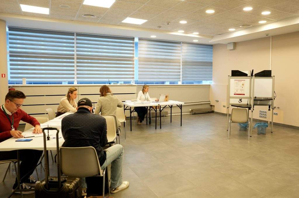 
15. Saeimas vēlēšanu 935. iecirknis lidotā Rīga.
